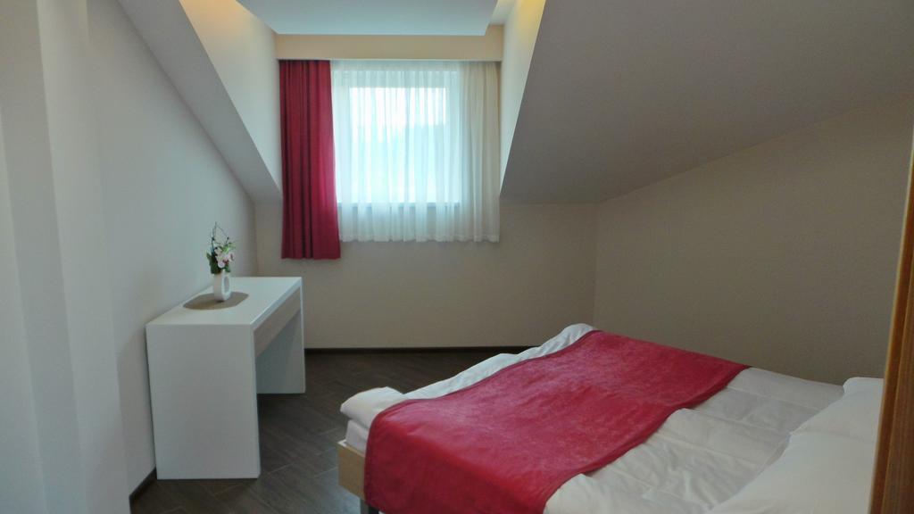 Kesten Futog Habitación foto